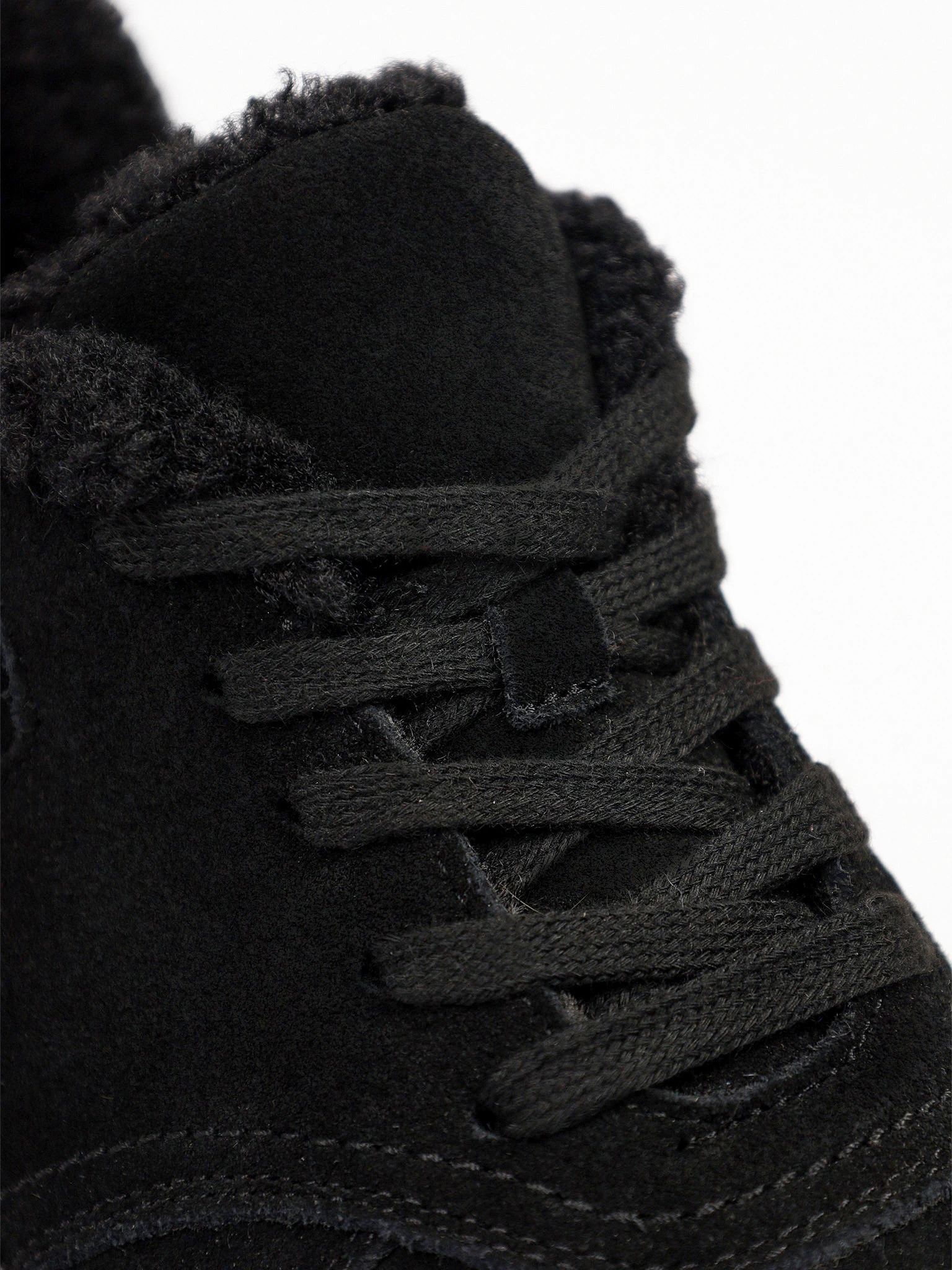 Кроссовки черного цвета на рельефной подошве